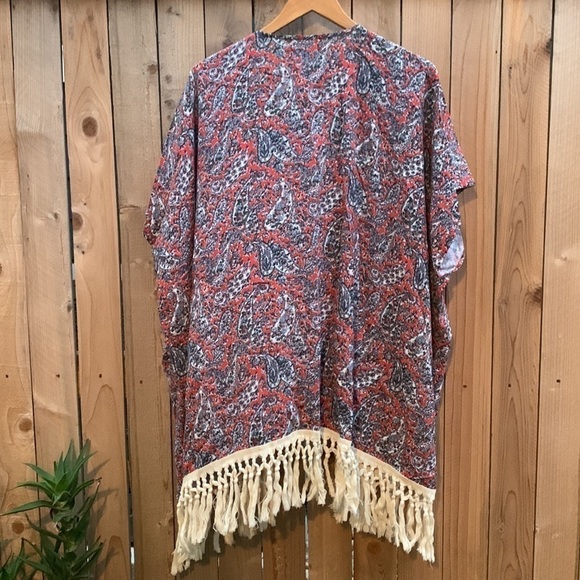 Ambercombie & Fitch paisley kimono with fringe - Picture 3 of 9